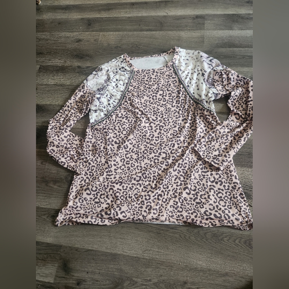 Viwedo cheetah long sleeve shirt